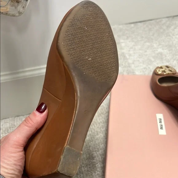 Tory Burch Tan Wedges with Gold Emblem - Picture 5 of 7
